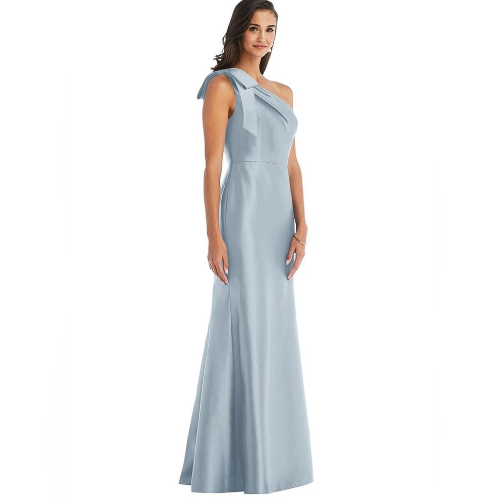 BOW ONE-SHOULDER SATIN TRUMPET GOWN IN MIST